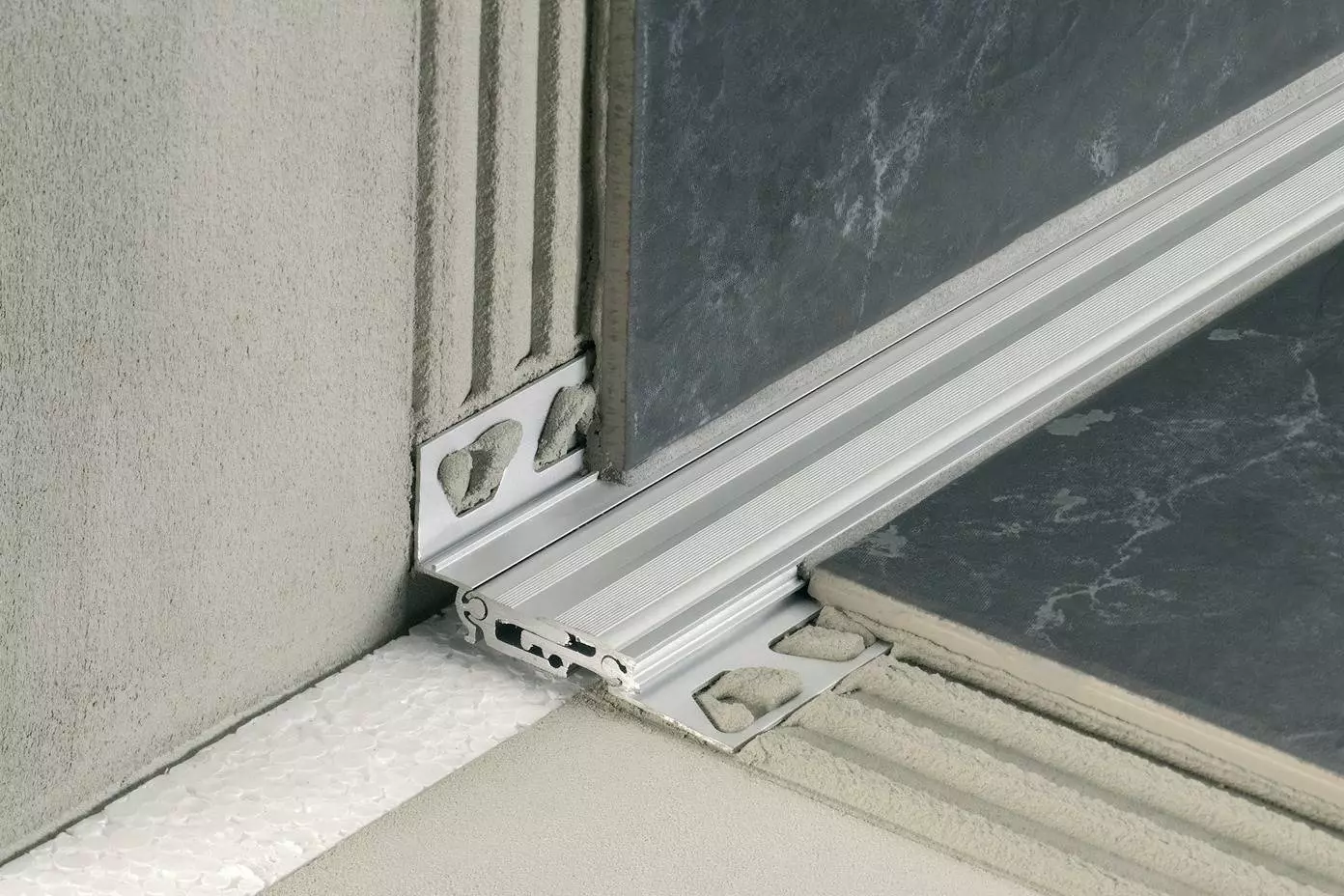 DILEX-BTO profils iekšējam stūrim ar deformācijas šuvi